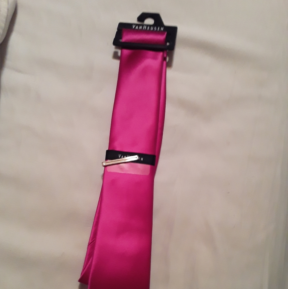 Van Heusen men's solid color fuschia tie - Picture 2 of 6